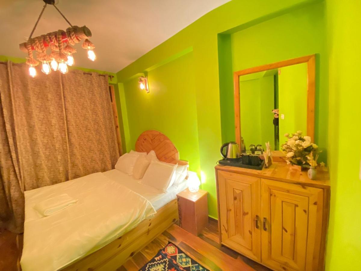 Attic Monkey Cafe & Rooms Manāli Kültér fotó