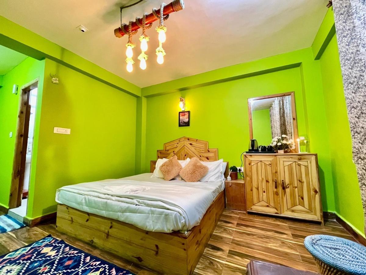 Attic Monkey Cafe & Rooms Manāli Kültér fotó