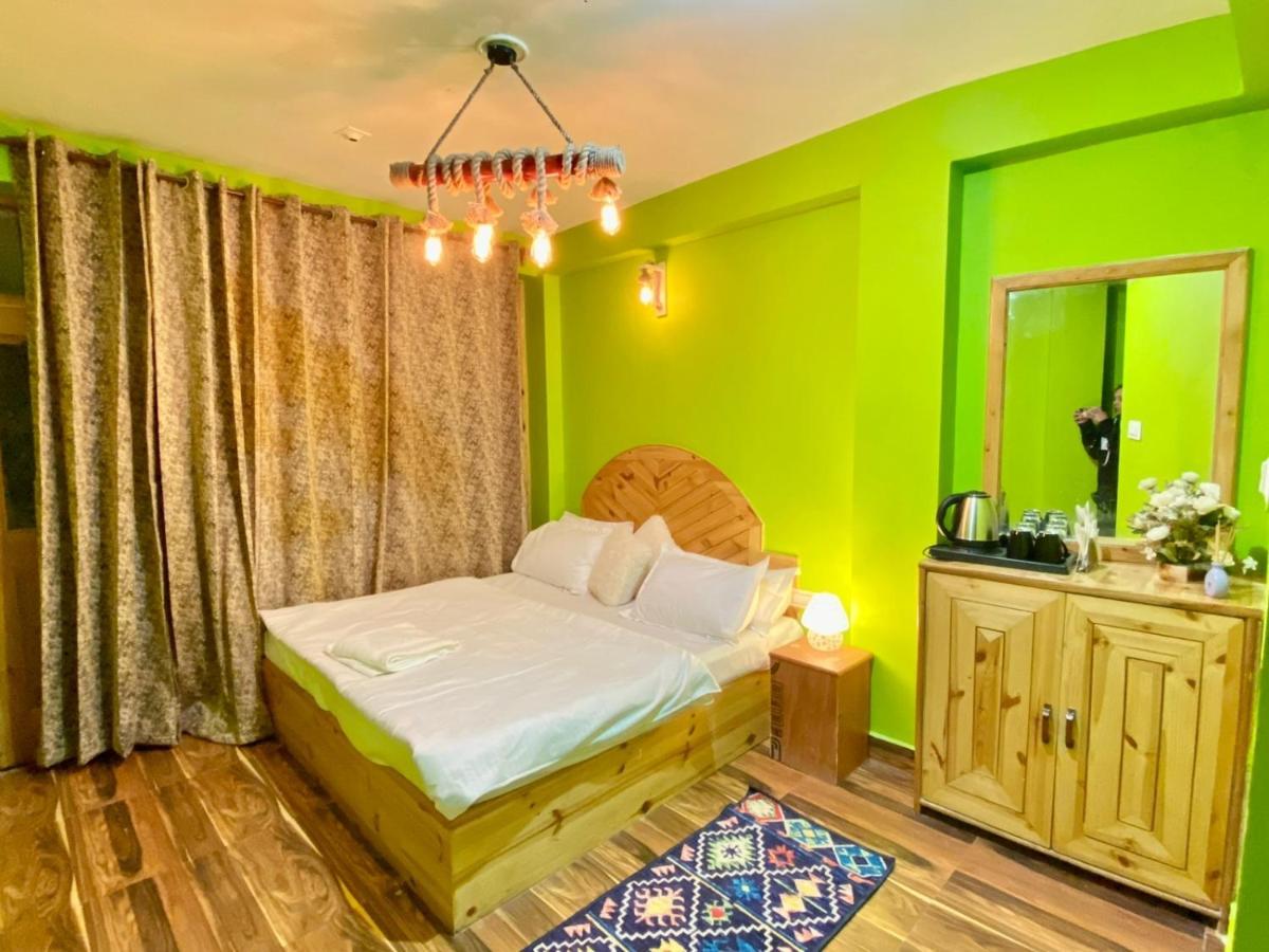 Attic Monkey Cafe & Rooms Manāli Kültér fotó