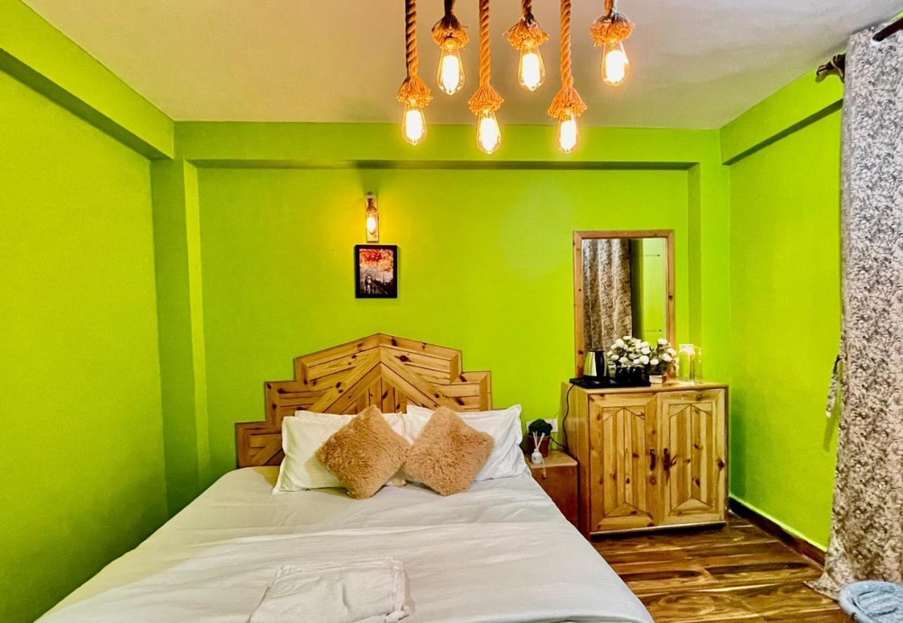 Attic Monkey Cafe & Rooms Manāli Kültér fotó
