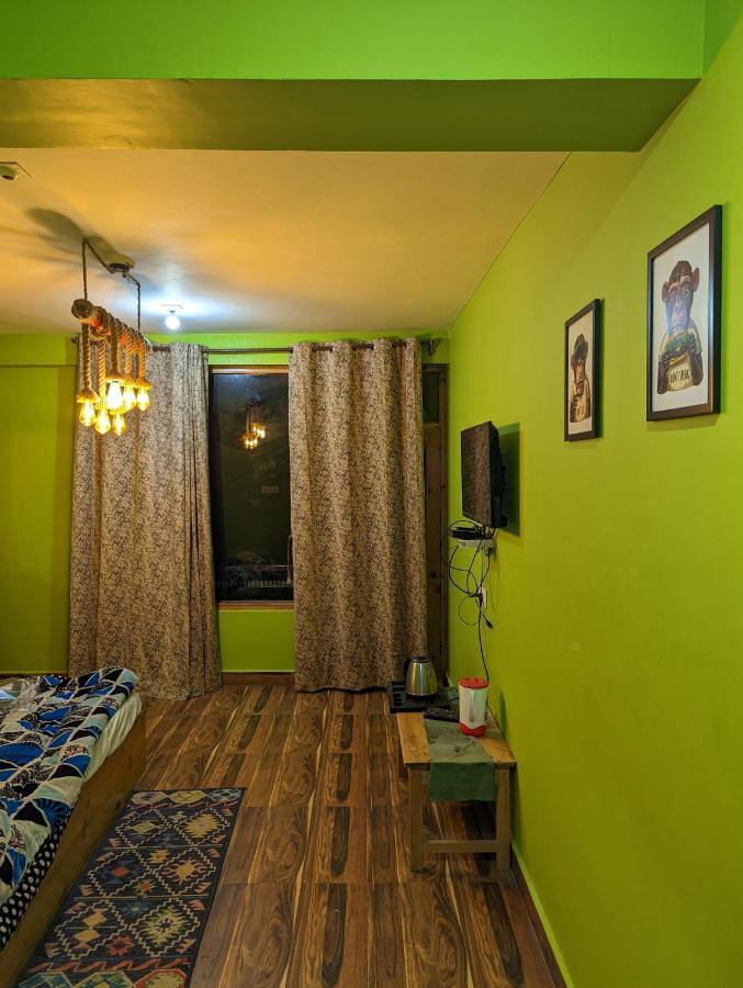 Attic Monkey Cafe & Rooms Manāli Kültér fotó