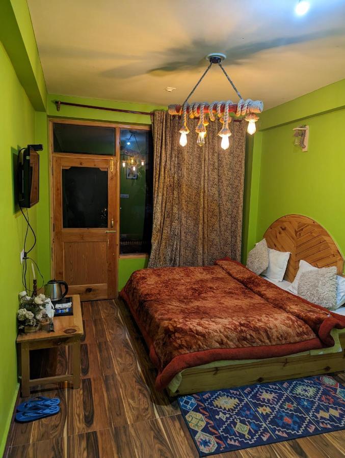 Attic Monkey Cafe & Rooms Manāli Kültér fotó
