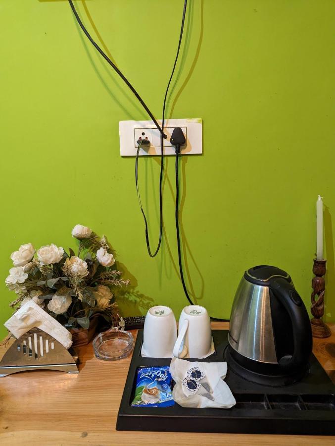 Attic Monkey Cafe & Rooms Manāli Kültér fotó