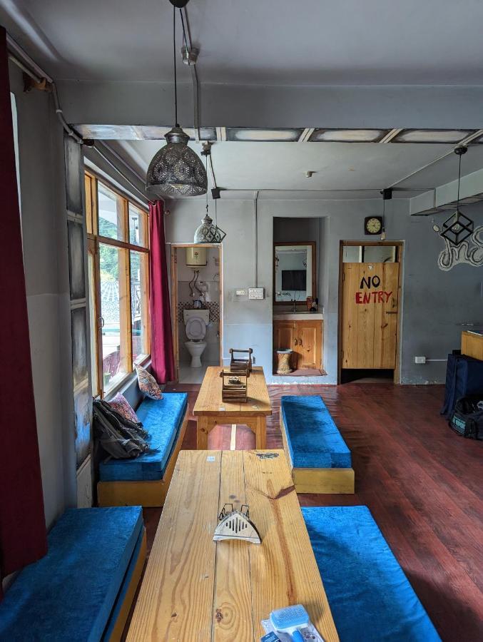 Attic Monkey Cafe & Rooms Manāli Kültér fotó