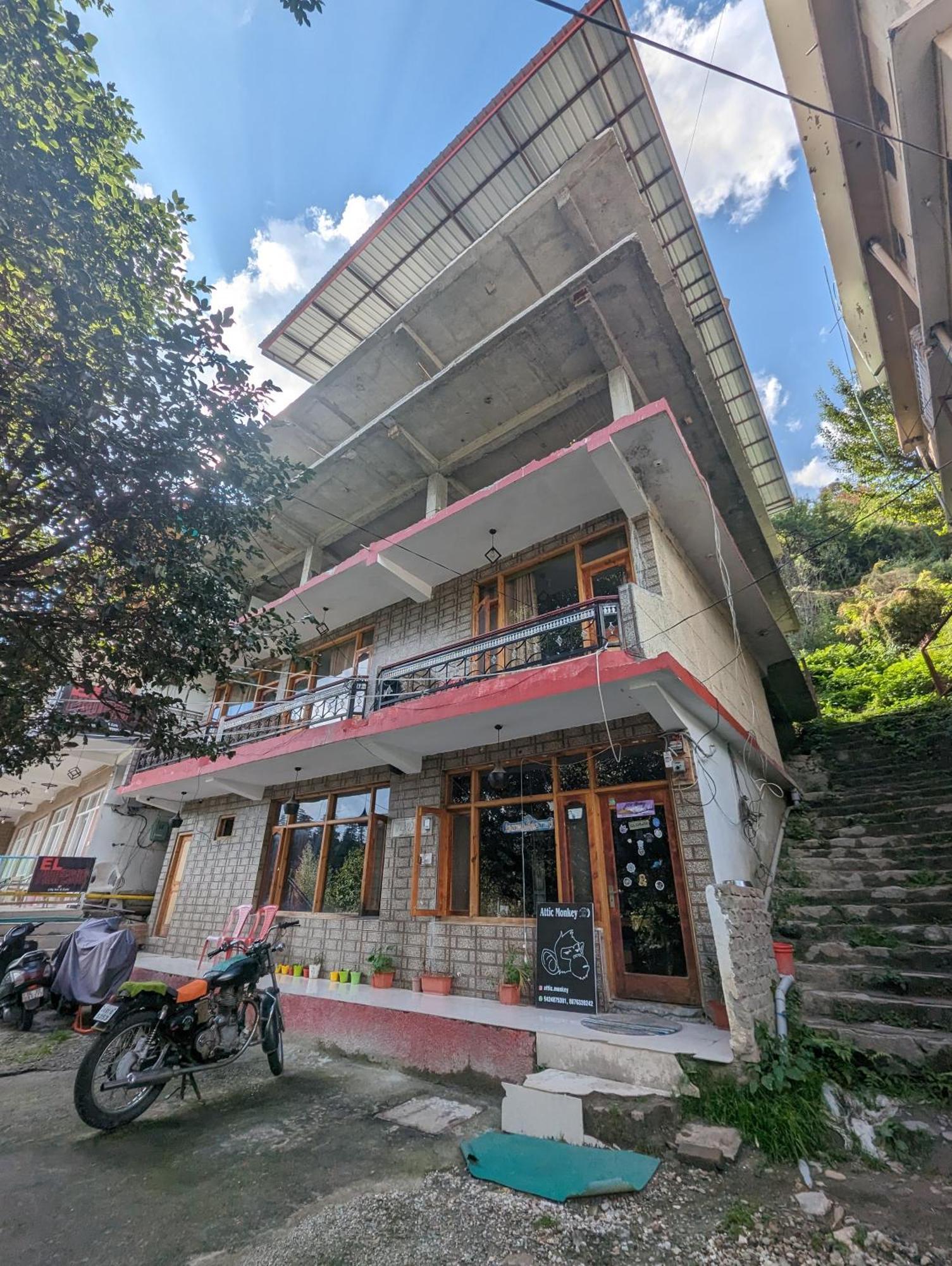 Attic Monkey Cafe & Rooms Manāli Kültér fotó
